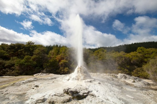 Quels itinéraires de croisière incluent des excursions pour découvrir les geysers en Islande?